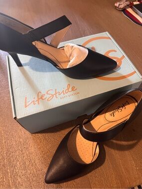 New LifeStride Navy Leather Pointed Toe Ankle Strap Suki Heel Pumps Size 7.5 M